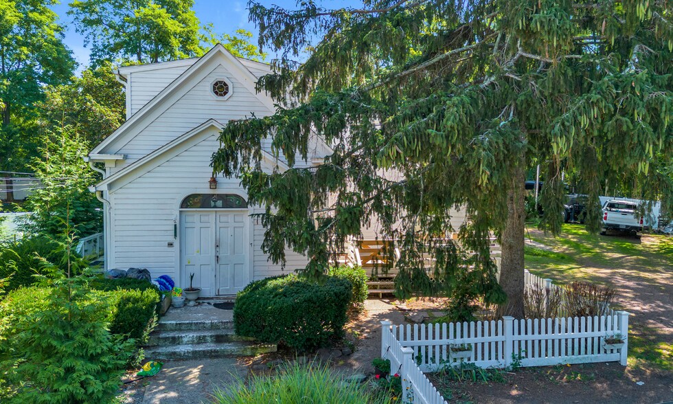 7 Canal St, Center Moriches, NY à vendre - Photo du bâtiment - Image 2 de 8