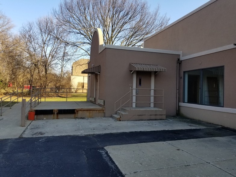 4606 Old Grand Ave, Gurnee, IL for lease - Building Photo - Image 3 of 4