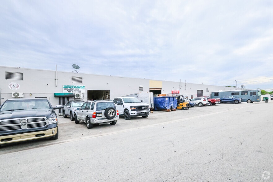 1010-1060 E 32nd St, Hialeah, FL for lease - Primary Photo - Image 1 of 19
