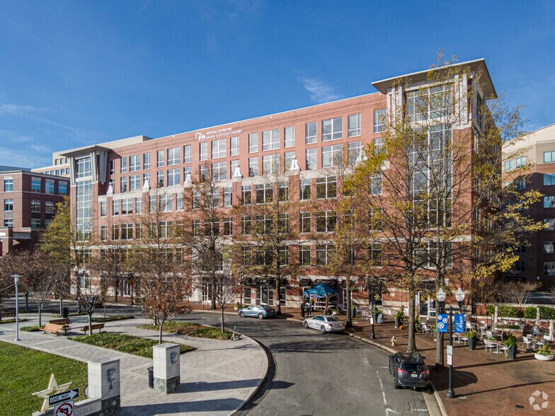 333 John Carlyle St, Alexandria, VA à louer - Photo du bâtiment - Image 2 de 8