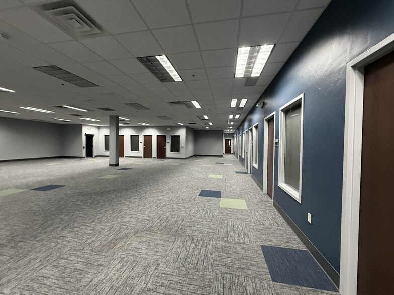 110-301 N Adams St, Green Bay, WI for sale - Interior Photo - Image 2 of 28