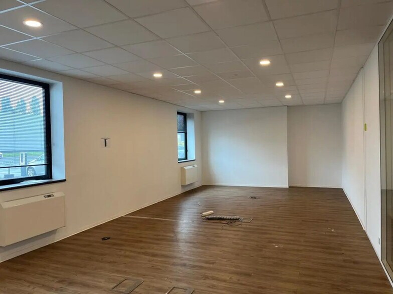 16 Rue De L'Equerre, SAINT-OUEN-L'AUMONE for lease - Interior Photo - Image 3 of 14