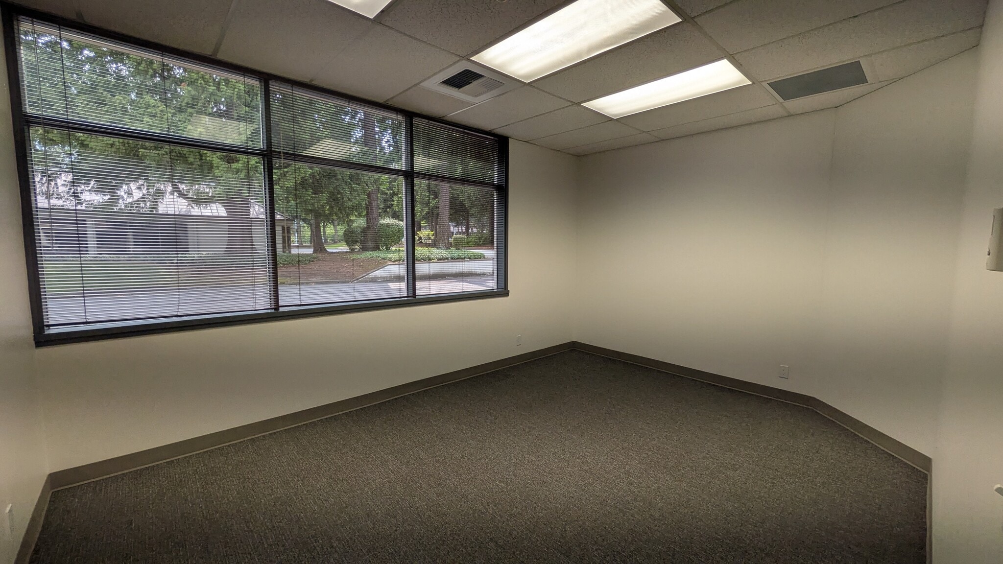 4002-4014 148th Ave NE, Redmond, WA for lease Interior Photo- Image 1 of 9