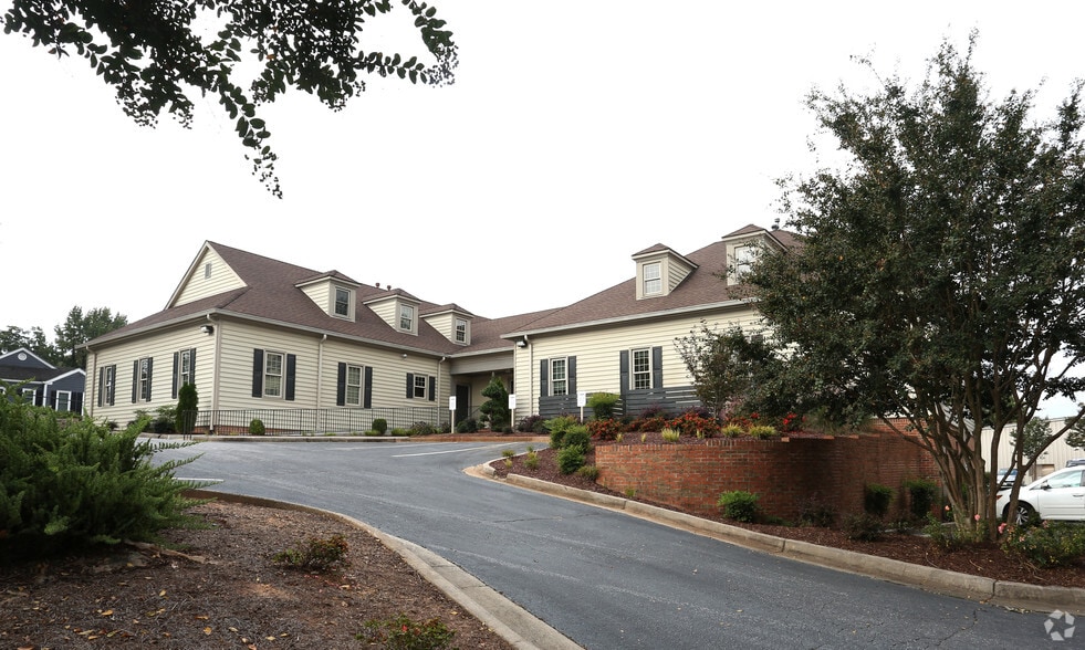 3690 N Peachtree Rd, Chamblee, GA for lease - Primary Photo - Image 1 of 12