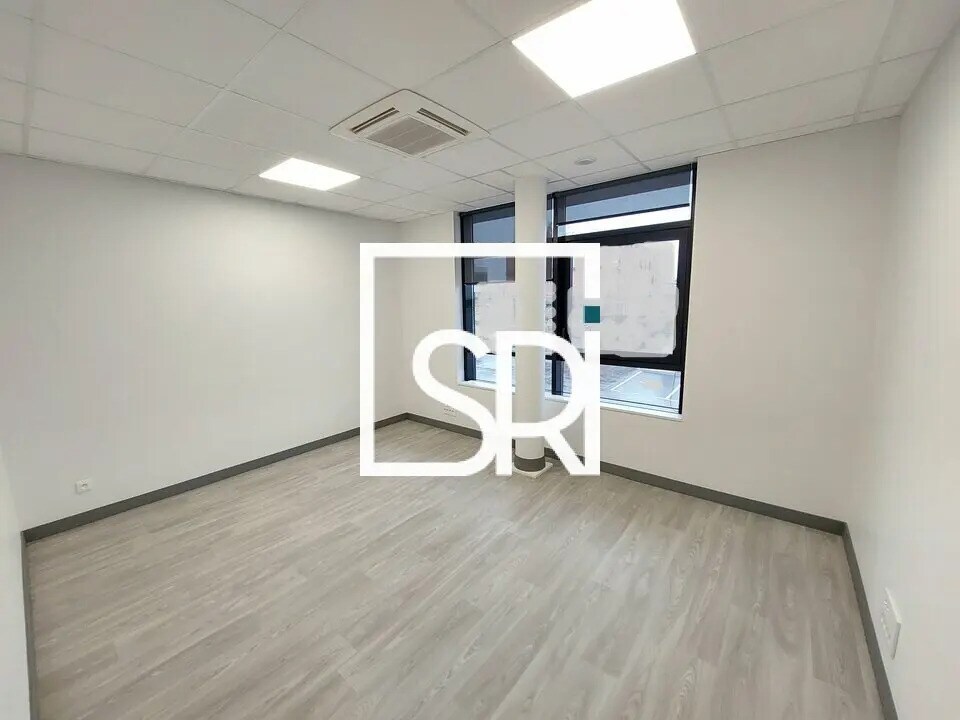 Office in Clermont-Ferrand for lease Interior Photo- Image 1 of 21