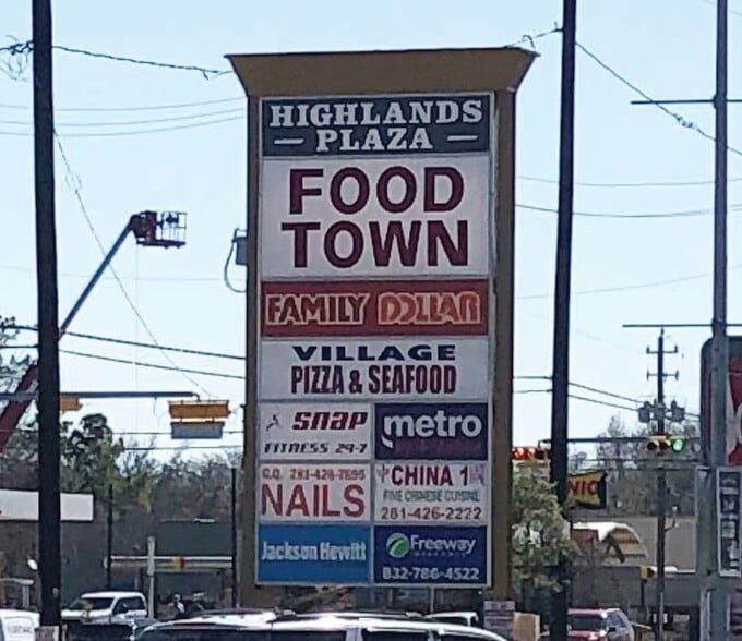 302 N Main St, Highlands, TX à louer - Photo du bâtiment - Image 2 de 4