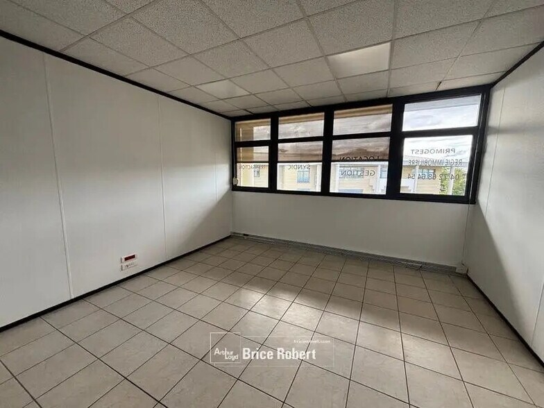 Bureau dans Bron à louer - Photo du bâtiment - Image 3 de 10