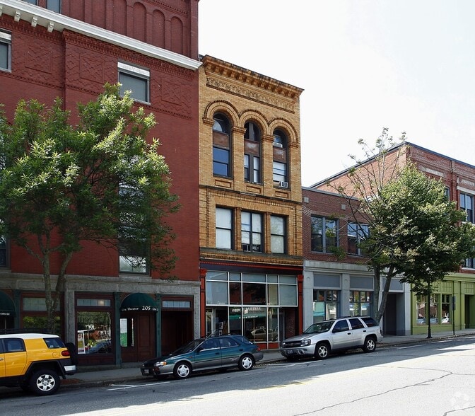 215 Main St, Biddeford, ME for lease - Primary Photo - Image 1 of 3