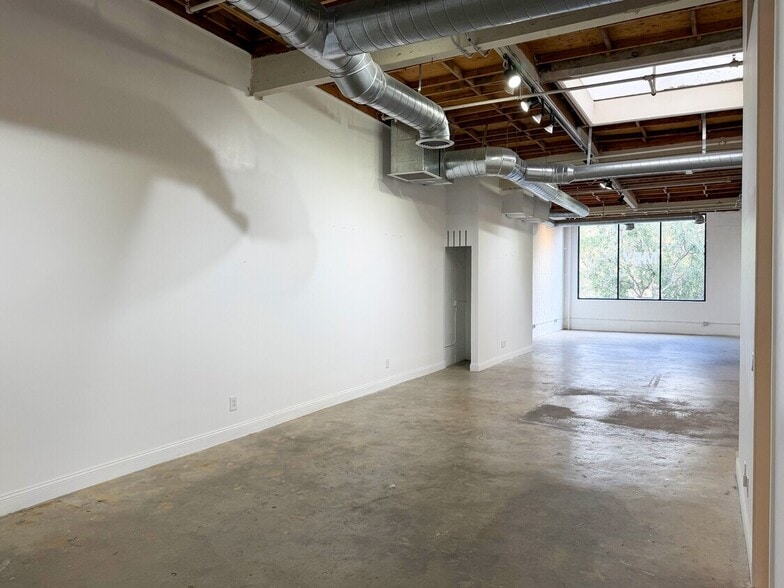 8714 Santa Monica Blvd, West Hollywood, CA for lease - Interior Photo - Image 3 of 6
