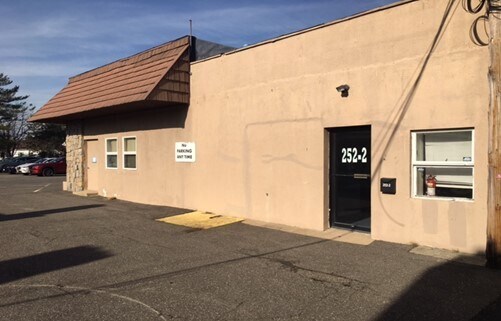 252 W Old Country Rd, Hicksville, NY for lease - Building Photo - Image 1 of 1