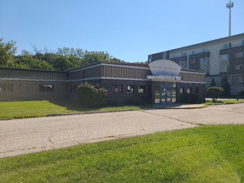 2501 Martin Luther King Jr Pky, Des Moines, IA à louer - Photo du bâtiment - Image 2 de 3