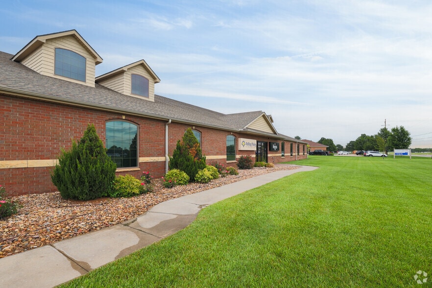 1632 E 23rd Ave, Hutchinson, KS for lease - Building Photo - Image 2 of 20