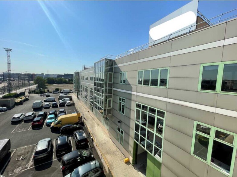 Flex in Pantin for lease - Building Photo - Image 1 of 7