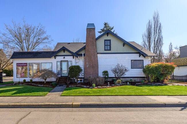 Plus de détails pour 636 NE Baker St, Mcminnville, OR - Commerce de détail à vendre