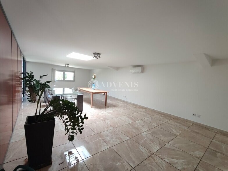 18 Rue Yves Montand, Montpellier for lease - Interior Photo - Image 2 of 3