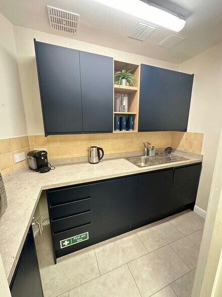 Stockingswater Ln, Enfield à vendre - Photo du bâtiment - Image 3 de 7