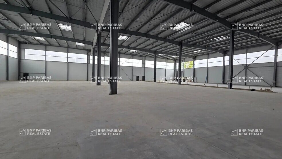 Flex in Torcy for lease - Interior Photo - Image 2 of 8