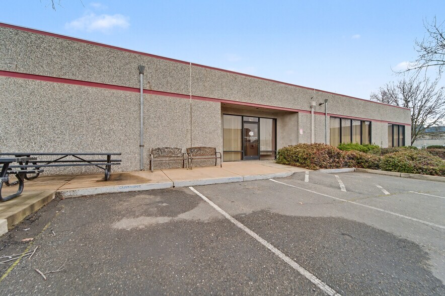 990 Klamath Ln, Yuba City, CA à louer - Photo du bâtiment - Image 2 de 6
