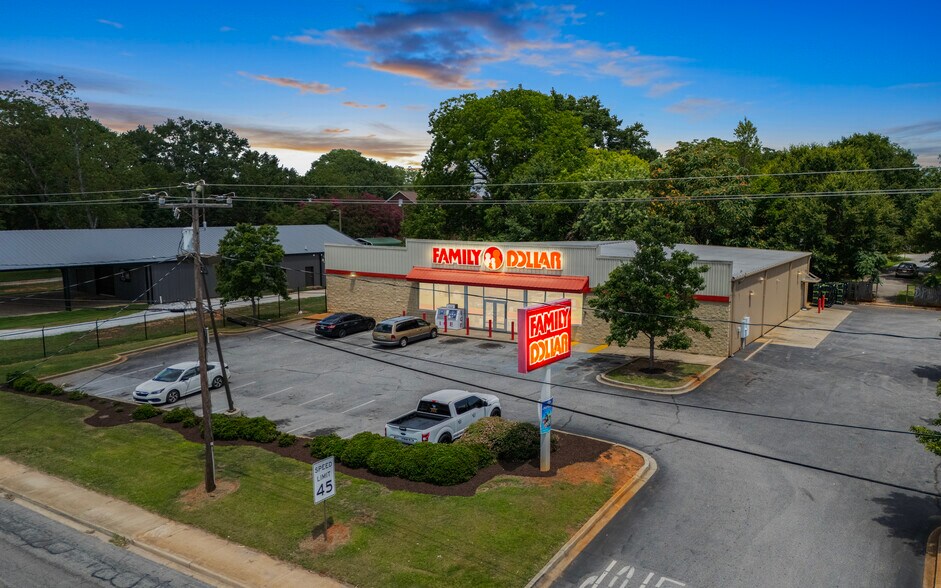 1605 W Blue Ridge Dr, Greenville, SC à louer - Photo du bâtiment - Image 1 de 11
