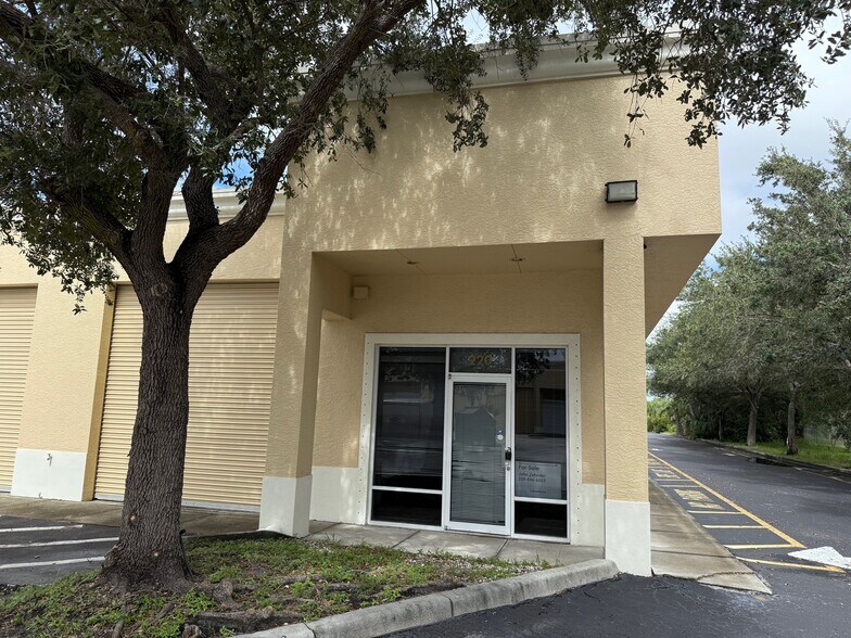 3894 Mannix Dr, Naples, FL à louer - Photo du bâtiment - Image 1 de 10