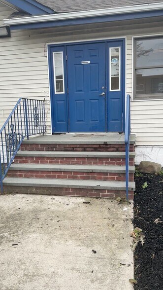 620 Suffolk Ave, Brentwood, NY à louer - Vidéo sur l’inscription commerciale - Image 2 de 28