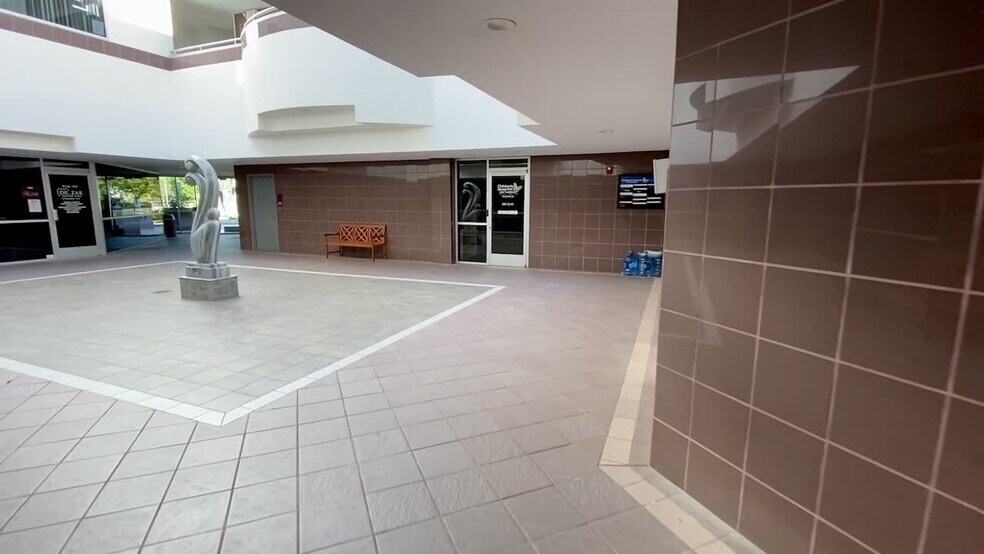 23838 Valencia Blvd, Valencia, CA à louer - Vidéo sur l’inscription commerciale - Image 2 de 13