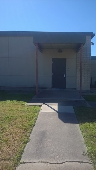 801 N Bryan Ave, Bryan, TX for lease - Building Photo - Image 3 of 11