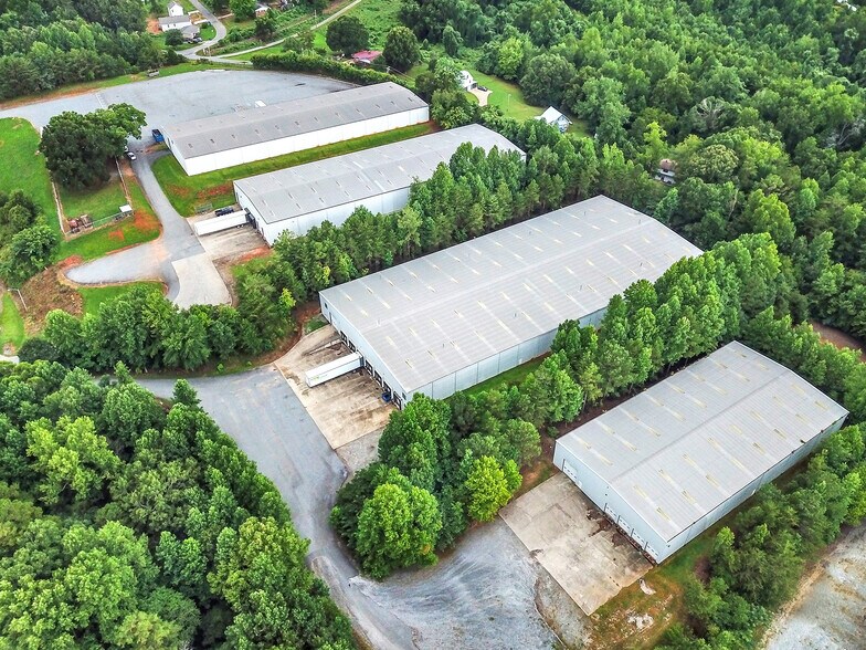 241 Vance St, Forest City, NC à louer - Photo du bâtiment - Image 3 de 4