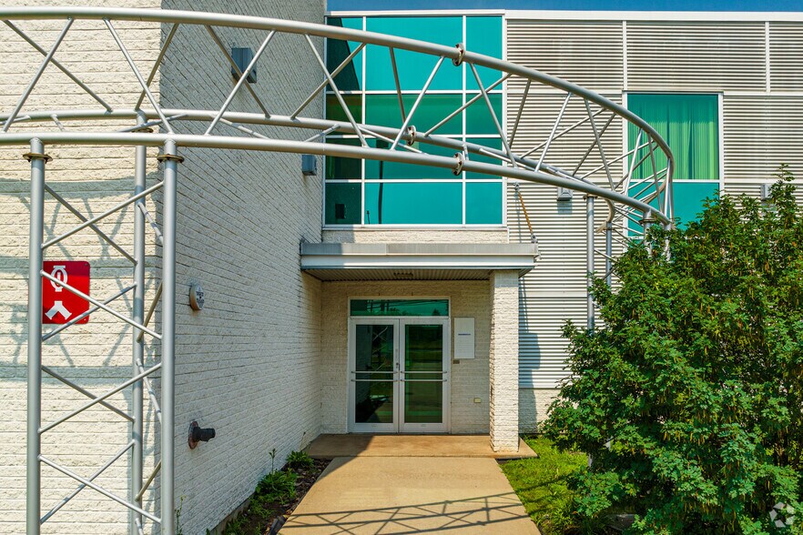 1555 Boul Lionel-Boulet, Varennes, QC à louer - Photo du bâtiment - Image 3 de 10