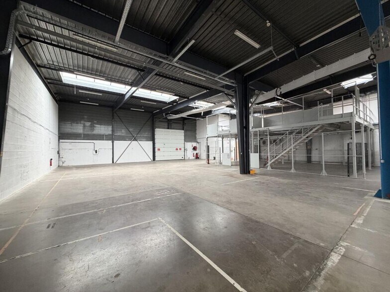 Flex in Dardilly for lease - Interior Photo - Image 3 of 14