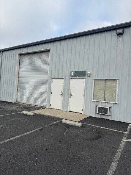 1187 Vanderbilt Cir, Manteca, CA for lease - Building Photo - Image 1 of 2