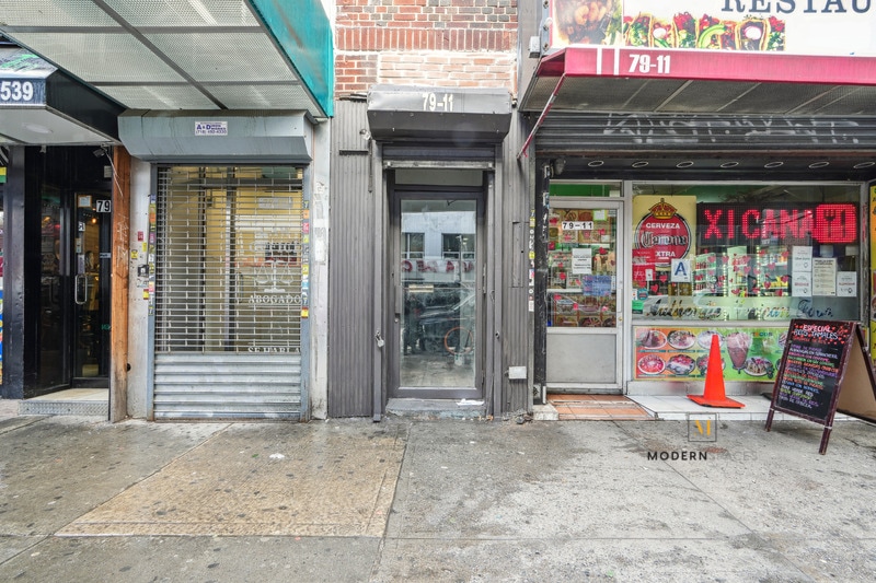 79-11 Roosevelt Ave, Jackson Heights, NY à louer Photo du bâtiment- Image 1 de 6