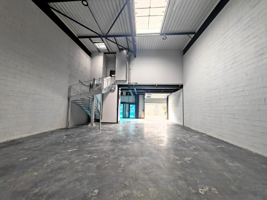 Industrial in Courtry for sale Interior Photo- Image 1 of 8