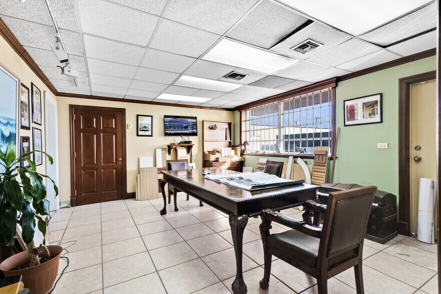 1051 E 24th St, Hialeah, FL à vendre - Photo intérieure - Image 2 de 27