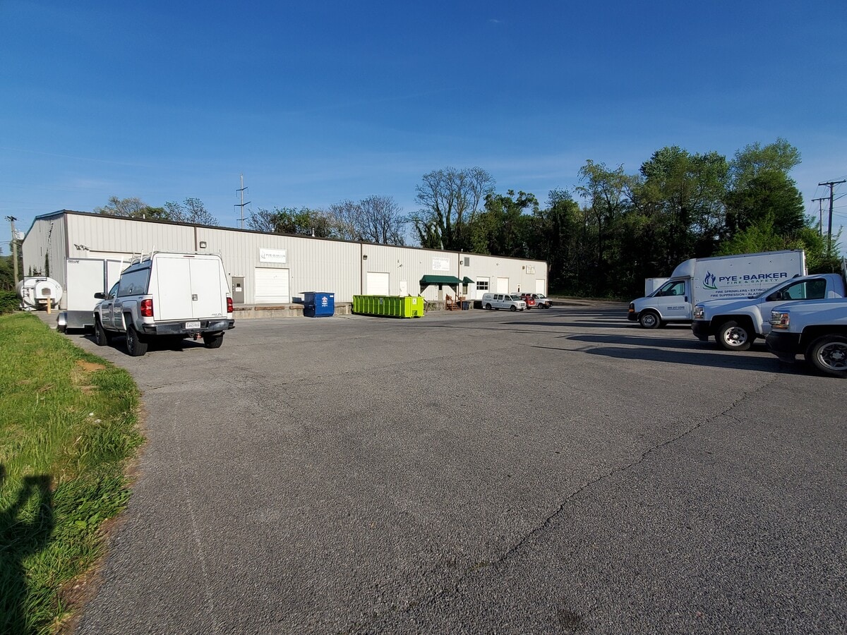2401 Plantation Rd NE, Roanoke, VA 24012 - Unit A &B - - Interior Photo - Image 2 of 17