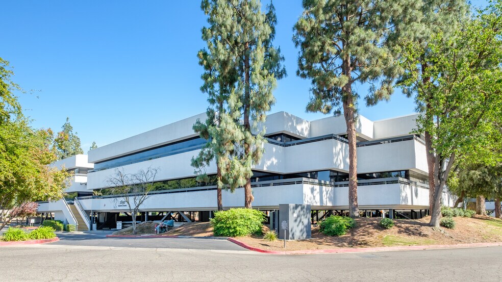 1680 W Shaw Ave, Fresno, CA for lease - Building Photo - Image 3 of 5