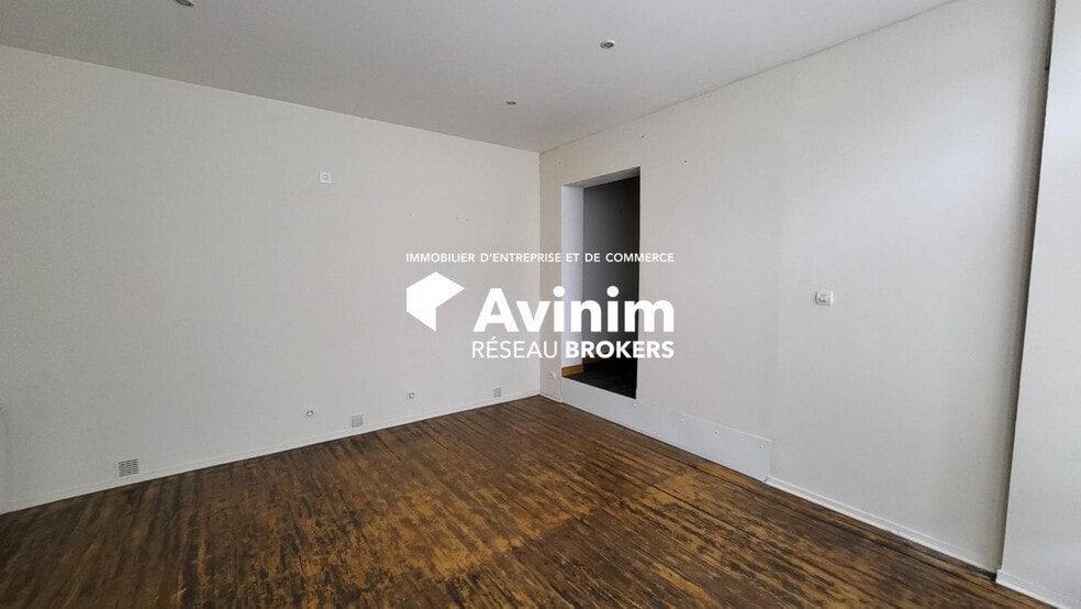 Retail in Le Havre for lease - Interior Photo - Image 2 of 2