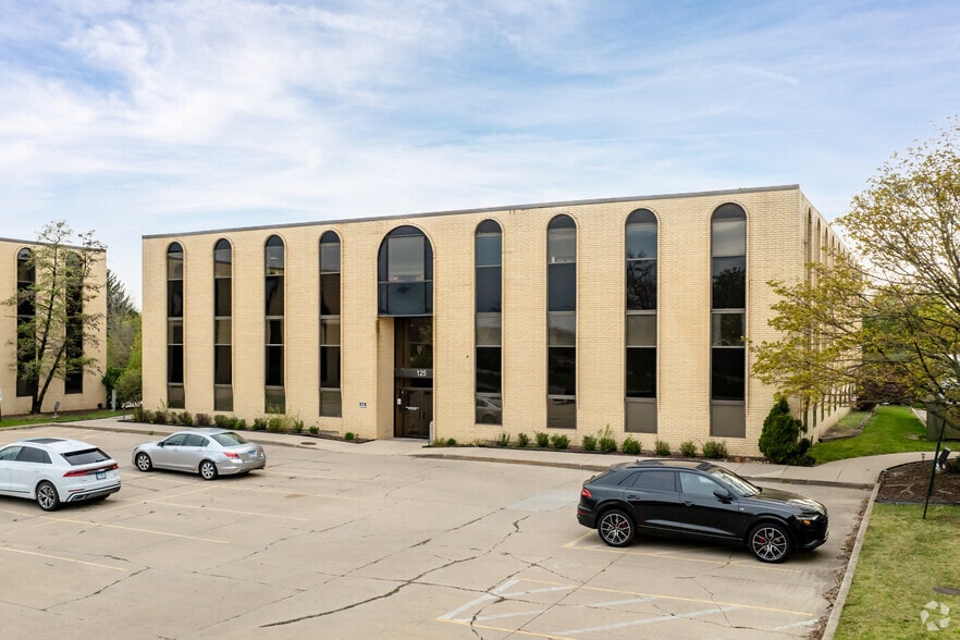 121 Fairfield Way, Bloomingdale, IL for lease - Building Photo - Image 1 of 9