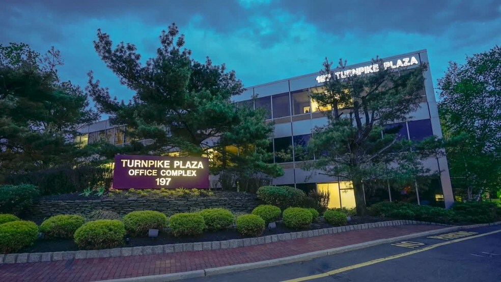 197 State Route 18, East Brunswick, NJ à louer - Vidéo sur l’inscription commerciale - Image 2 de 15