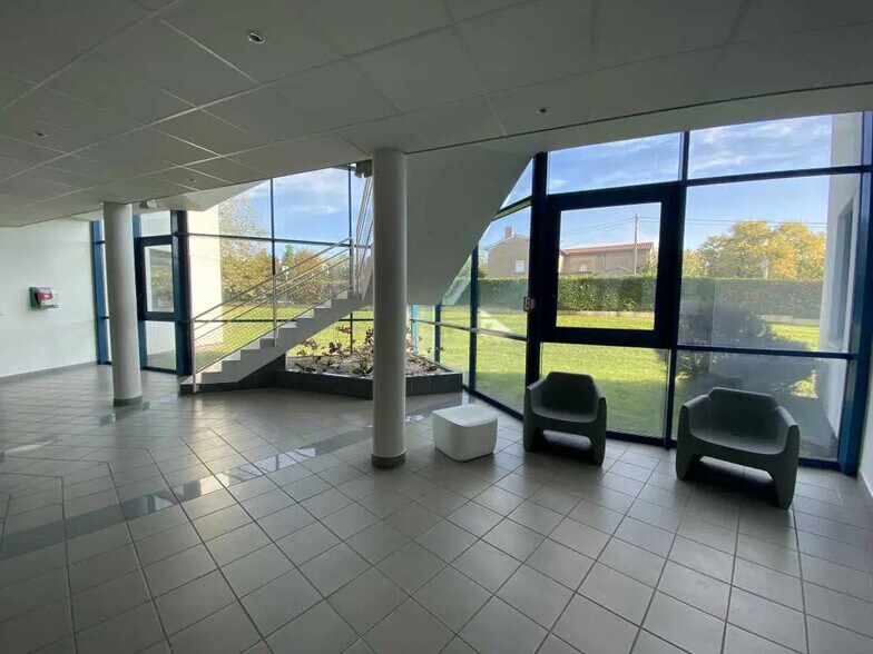 Bureau dans Écully à louer - Hall d’entrée - Image 3 de 7