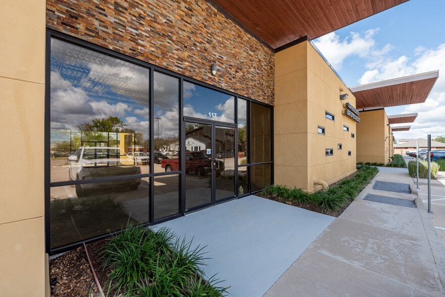 107-113 Woodlawn Dr, Friendswood, TX for lease - Building Photo - Image 3 of 12