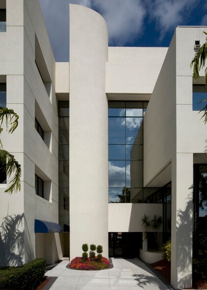 8725 NW 18th Ter, Miami, FL à louer - Photo du bâtiment - Image 2 de 12