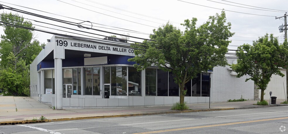 193-199 Middle Neck Rd, Great Neck, NY à vendre - Photo du bâtiment - Image 2 de 9
