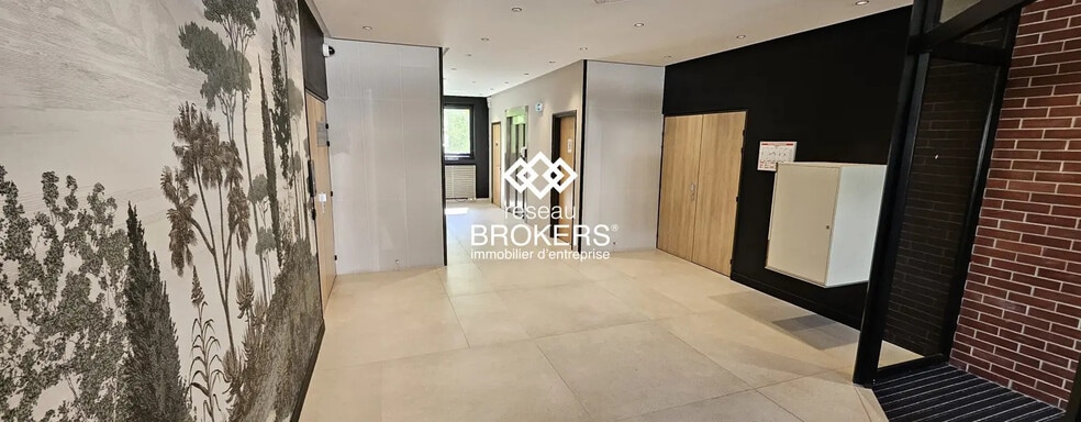 Office in Le Pecq for lease - Building Photo - Image 2 of 6