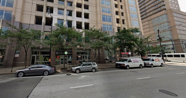 Plus de détails pour 33 W Ontario St, Chicago, IL - Commerce de détail à louer