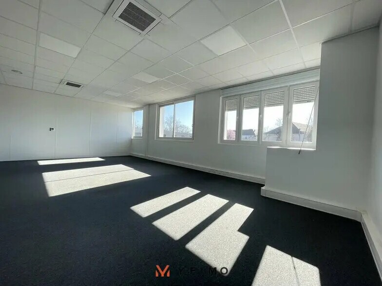 Office in Aubergenville for sale - Interior Photo - Image 2 of 6