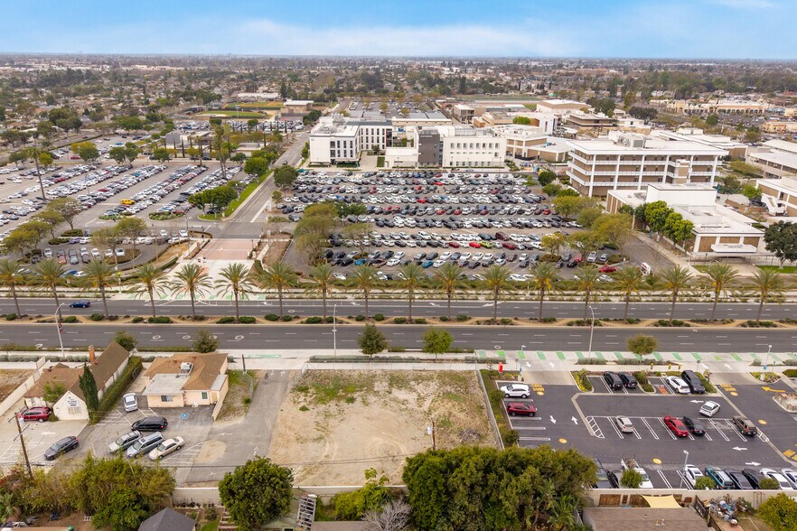 1421 N Bristol St, Santa Ana, CA à vendre - Photo du bâtiment - Image 2 de 22
