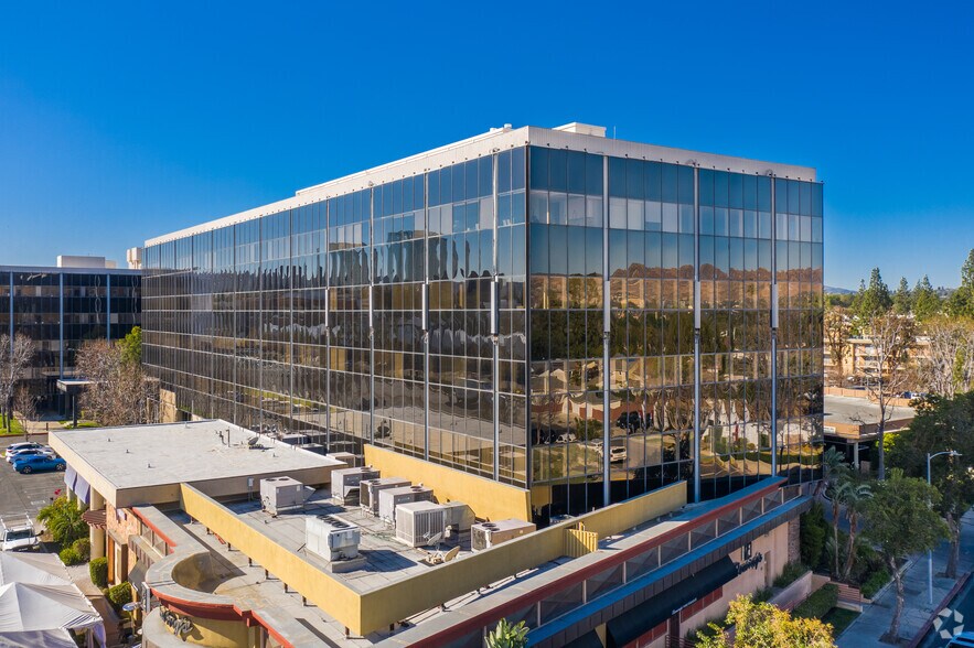 6325 Topanga Canyon Blvd, Woodland Hills, CA à louer - Photo du bâtiment - Image 2 de 5