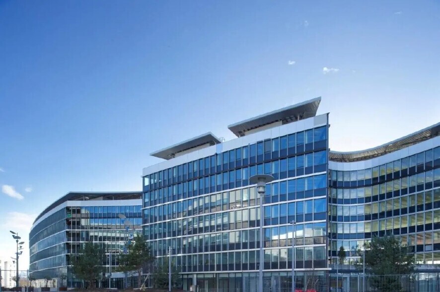 18-20 Rue Des Deux Gares, Rueil-Malmaison à louer - Photo du bâtiment - Image 3 de 5