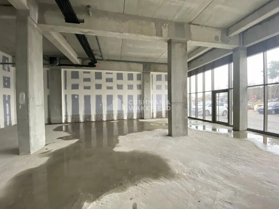 Retail in Mérignac for lease Interior Photo- Image 1 of 7